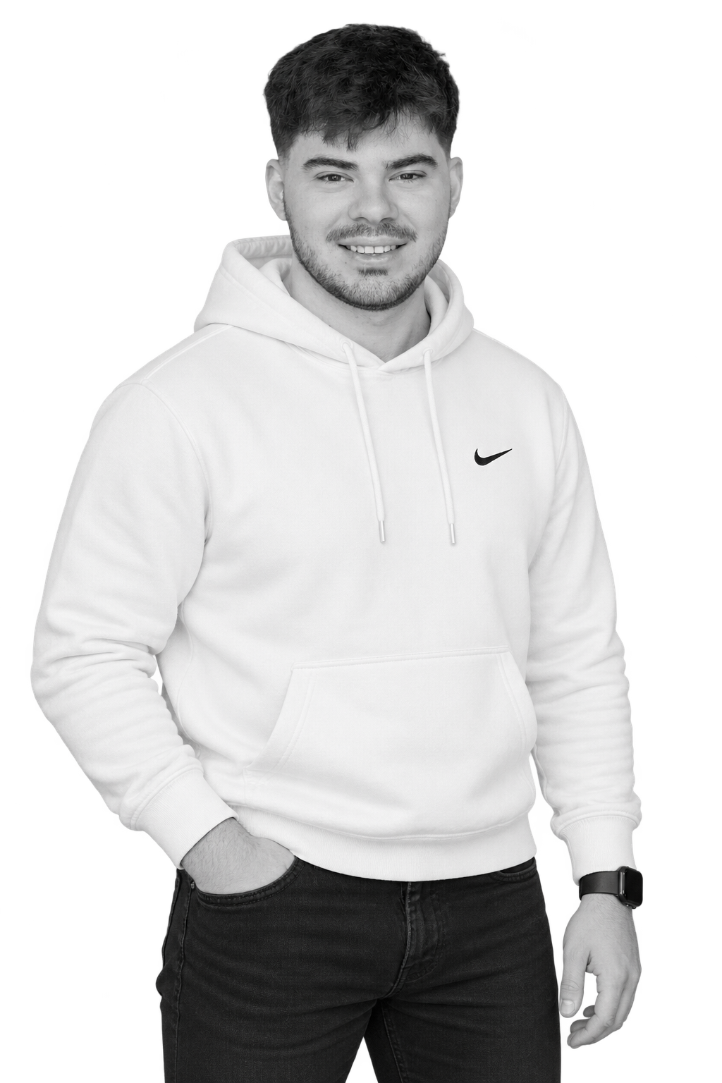 Buka Dávid fekete-fehér portréja: fehér kapucnis pulóver hímzett fekete Nike-logóval, fekete farmer és Apple Watch